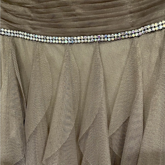 Rare find. Formal dress built in cups long size 8 EUC - Picture 6 of 6